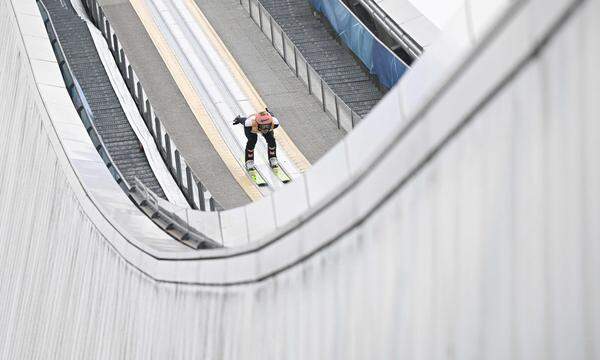 Alle sechs ÖSV-Adler haben sich souverän für das Neujahrsspringen der 72. Vierschanzentournee in Garmisch-Partenkirchen qualifiziert.