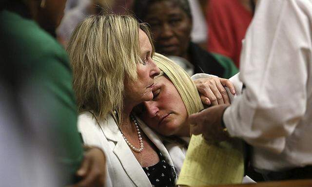 Jane Steenkamp tröstet ihre Cousine nach der Urteilsverkündung im Prozess gegen Oscar Pistorius in Pretoria.