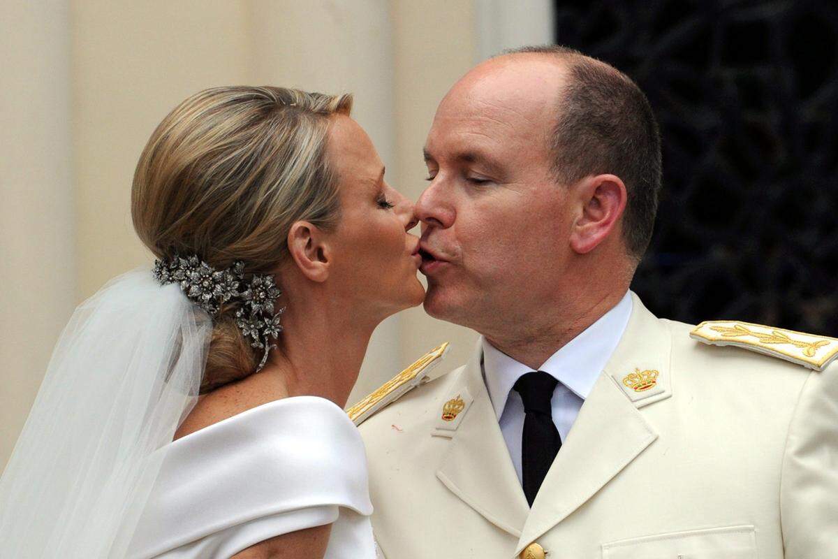 Am 1. Juli 2011 heiratet Fürst Albert II. die frühere südafrikanische Schwimmerin Charlene Wittstock verheiratet. Dass die Ehe bisher kinderlos geblieben ist, beschäftigt die Gazetten in regelmäßigen Abständen.