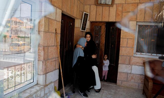 Eine palästinensische Familie in ihrem Haus, das von israelischen Siedlern in Brand gesteckt wurde.