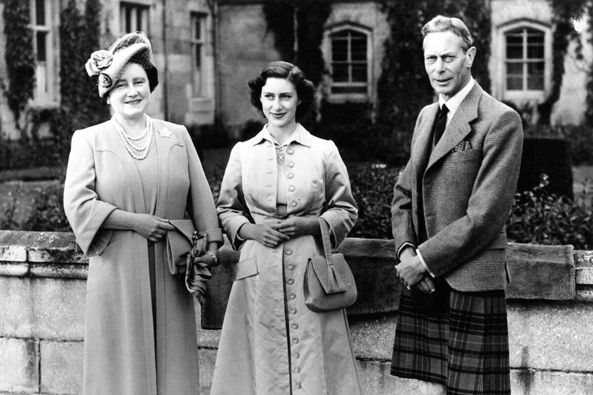 Prinzessin Margaret war nicht gerade für einen königlich-disziplinierten Lebensstil bekannt. Sie war exzessiv, hatte Affären und sorgte bereits lange vor Prinzessin Diana für hohe Auflagen der Klatschblätter. Am 9. Februar 2002 starb Margaret mit 71 Jahren - einen Monat vor ihrer Mutter Queen Mum.