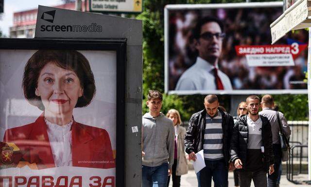 Wahlwerbung von Siljanovska-Davkova (l.) und Pendarovski 