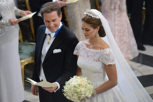 Prinzessin Madeleine von Schweden und der US-Banker Chris O'Neill haben am 8. Juni 2013 geheiratet. Bei der Trauung in der Stockholmer Schlosskirche gaben einander beide am Samstag in ihrer jeweiligen Muttersprache das Eheversprechen.