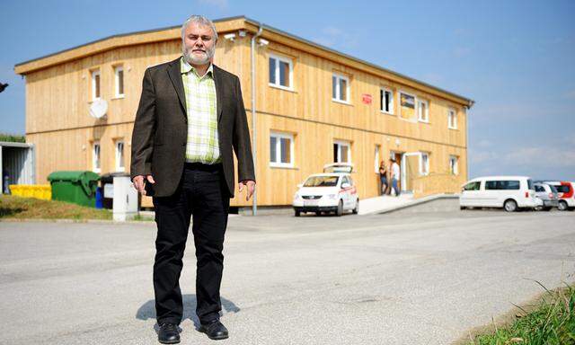 Bürgermeister Klaus Gattringer vor dem neuen Flüchtlingshaus