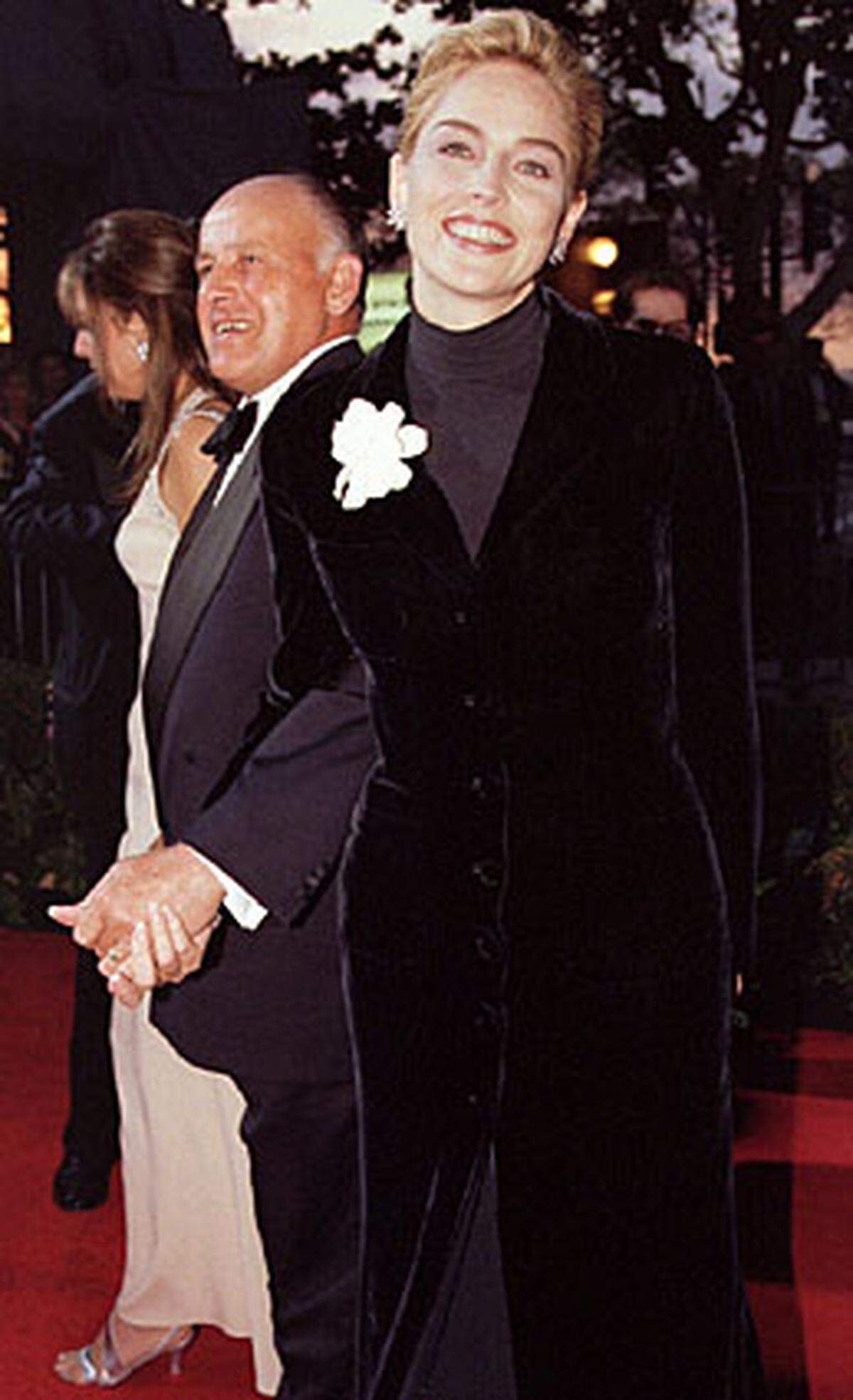 Gar nicht sexy war Sharon Stone 1996. Ein schwarzer Rollkragenpulli mag für Architekten-Partys passen, aber nicht auf dem roten Teppich.