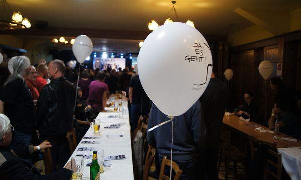 Aber zum Glück gab es da noch den ORF. Denn die dort prognostizierten Zahlen vom Institut SORA lagen von Anfang an über vier Prozent. Vielleicht lag es ja daran, dass das ORF-Kamerateam schlussendlich doch noch in die Heiligen Hallen eintreten durfte.