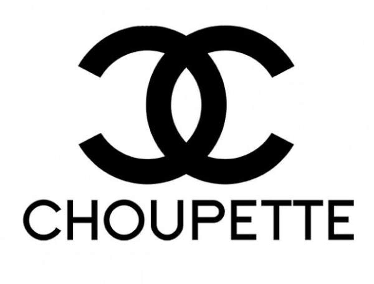 Choupette Lagerfeld äußert sich auch zu modischen Themen und schlägt vor Chanel zu ihren Gunsten umzutaufen. Eine Reaktion des Kätzchens zu der vorgesehenen Namensänderung des Modelables Yves Saint Laurent.