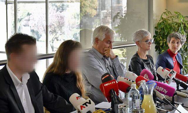 Sohn und Tochter des steirischen Arztes, Patrick Frottier (Facharzt für Psychiatrie), Maria Rösslhumer (Verein Autonome Österr. Frauenhäuser) und Katharina Beclin (Institut f. Kriminologie und Strafrecht) bei der Pressekonferenz nach dem Urteilsspruch. 