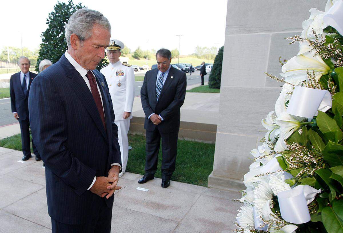 Bush würdigte in seiner Rede den Mut der Passagiere und Crewmitglieder der entführten United-Airlines-Maschine, die versucht hatten, die Terroristen im Cockpit zu überwältigen und damit vermutlich einen Anschlag auf das Kapitol in Washington verhinderten.