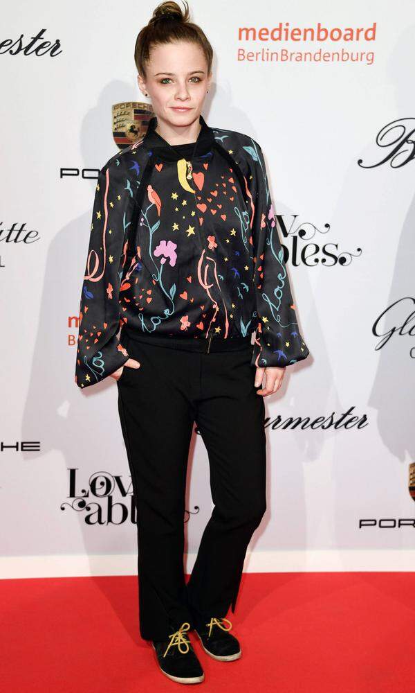 Auch die Schauspielerin Jasna Fritzi Bauer entschied sich, beim Medienboard-Empfang im Hotel Ritz Carlton, lieber in flachen Schuhen, lockeren Hosen und luftiger Bluse zu erscheinen, statt sich wie andere Stars in auffälligen Roben und High Heels zu zeigen.