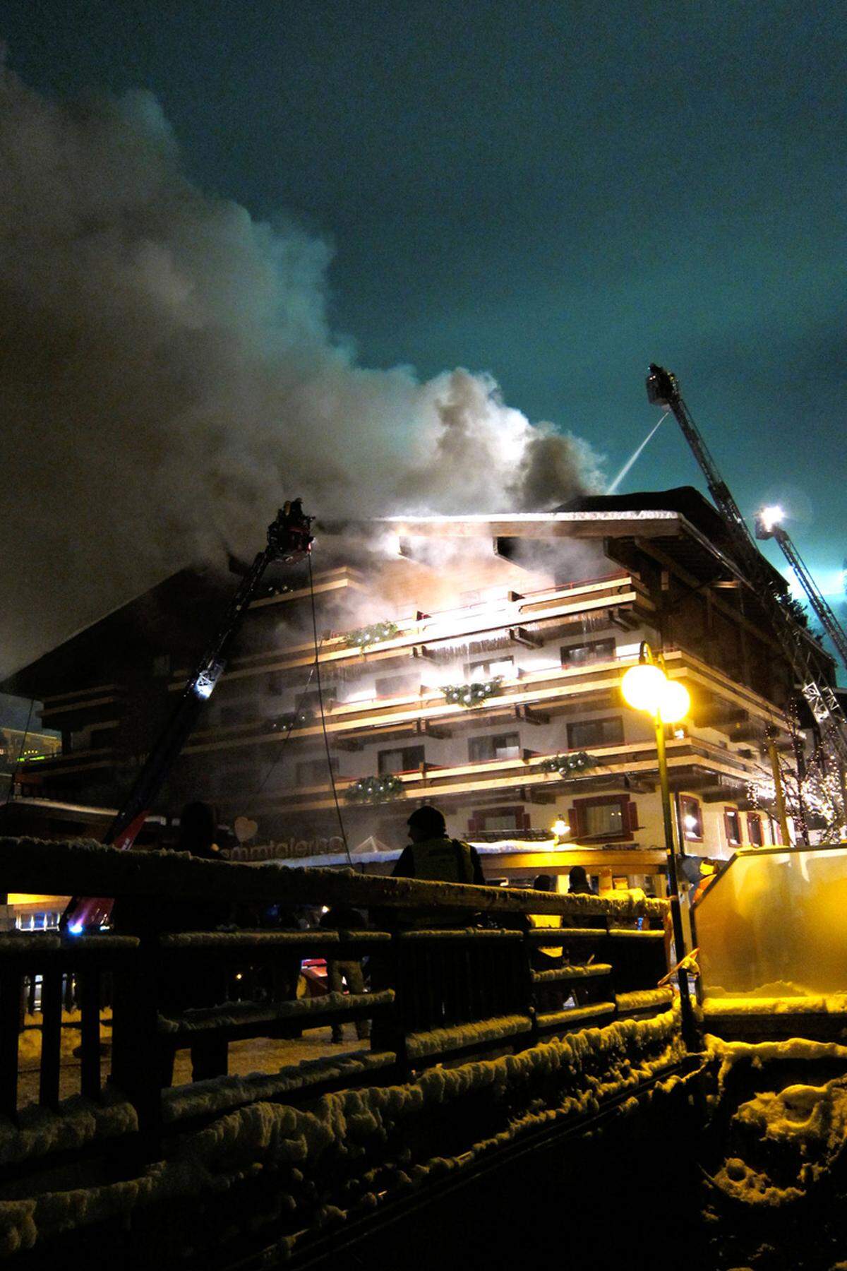 Das Feuer war Sonntagabend gegen 22 Uhr im Dachstuhl des Gebäudes ausgebrochen.