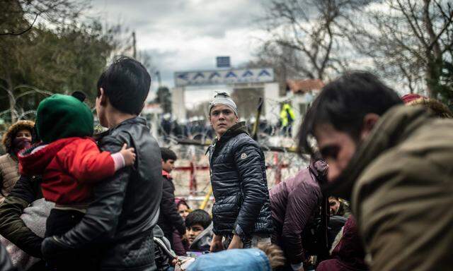Szene an der griechisch-türkischen Grenze am Samstag. Menschen versuchten, mit Gewalt durchzubrechen.
