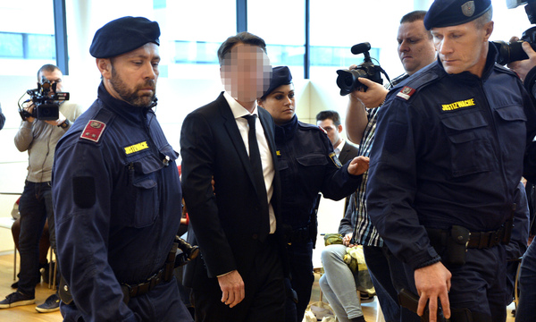 Ex-Bankvorstand S. (45), nun in U-Haft, wird zur Anklagebank geführt.