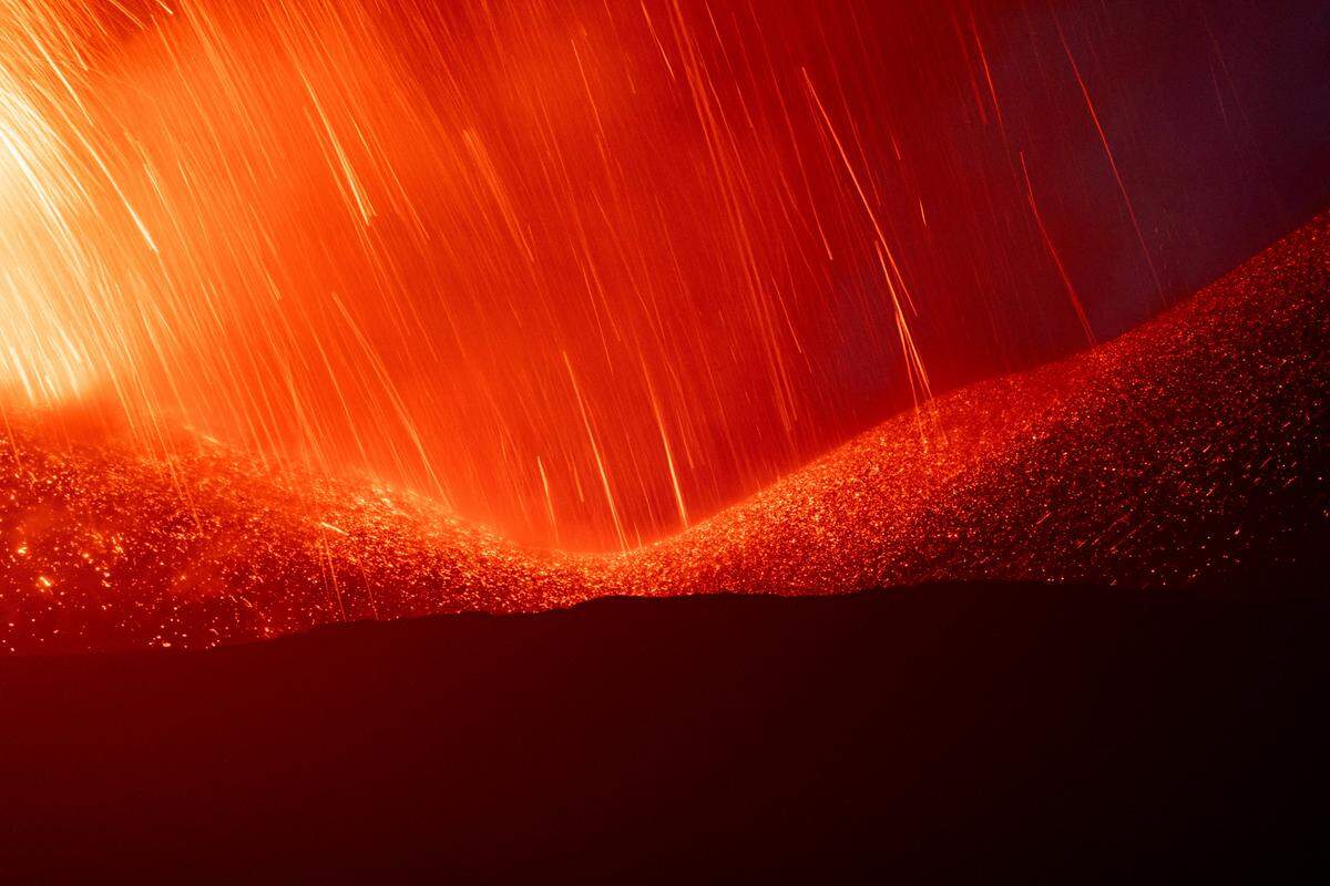 7. Juli. Europas größter aktiver Vulkan Ätna hat wieder mit einer Lavaeruption auf sich aufmerksam gemacht. Im Umkreis regnete es mancherorts Asche und Staub vom Himmel.