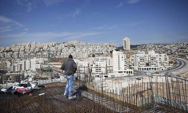 Ein Arbeiter in einer Siedlung, die die Israelis Har Homa nennen und die Palästinenser Jabal Abu Ghneim.