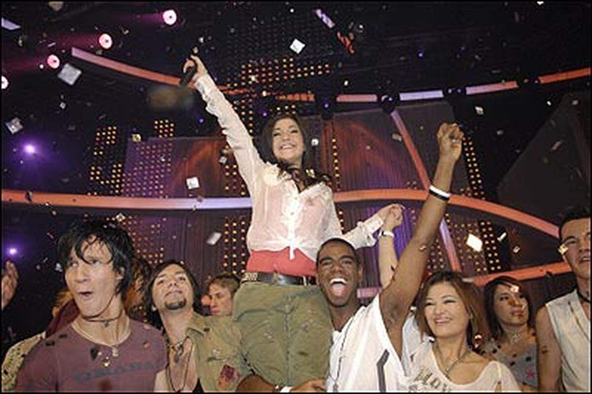 Na so was aber auch. Mit 16 gewann Nadine 2007 "Starmania", ihre beiden ersten Singles hatten jedoch nur mäßigem Erfolg.