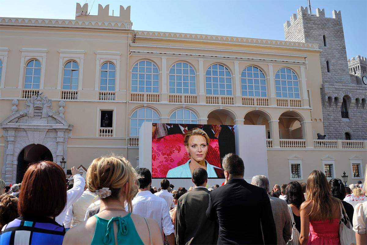 Seitdem Albert im Jahr 2005 seinen Vater Rainier auf dem Thron nachfolgte, versucht der 52-Jährige den Monegassen nahe zu sein. Ein "Prince du peuple" wolle er sein, ein "Prinz des Volkes". Deshalb wurde Monaco wahrscheinlich auch mit Großbildschirmen ausgekleidet.