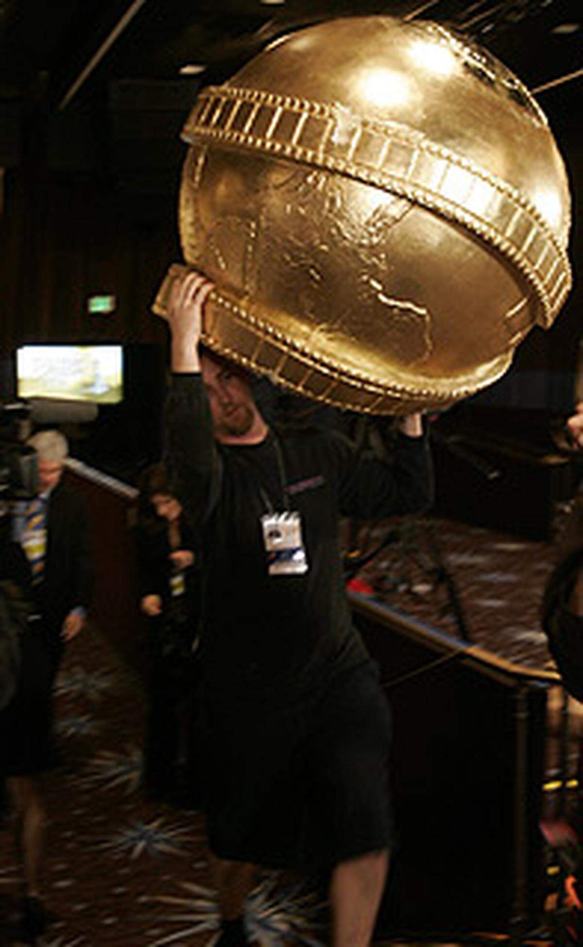 Der griechische Titan Atlas musste die Weltkugel tragen. Deshalb wurden auch unsere Atlanten nach ihm benannt.Oder doch nicht?Im Bild: Ein Bühnenmitarbeiter bei Vorbereitungen zur Golden-Globe-Verleihung.