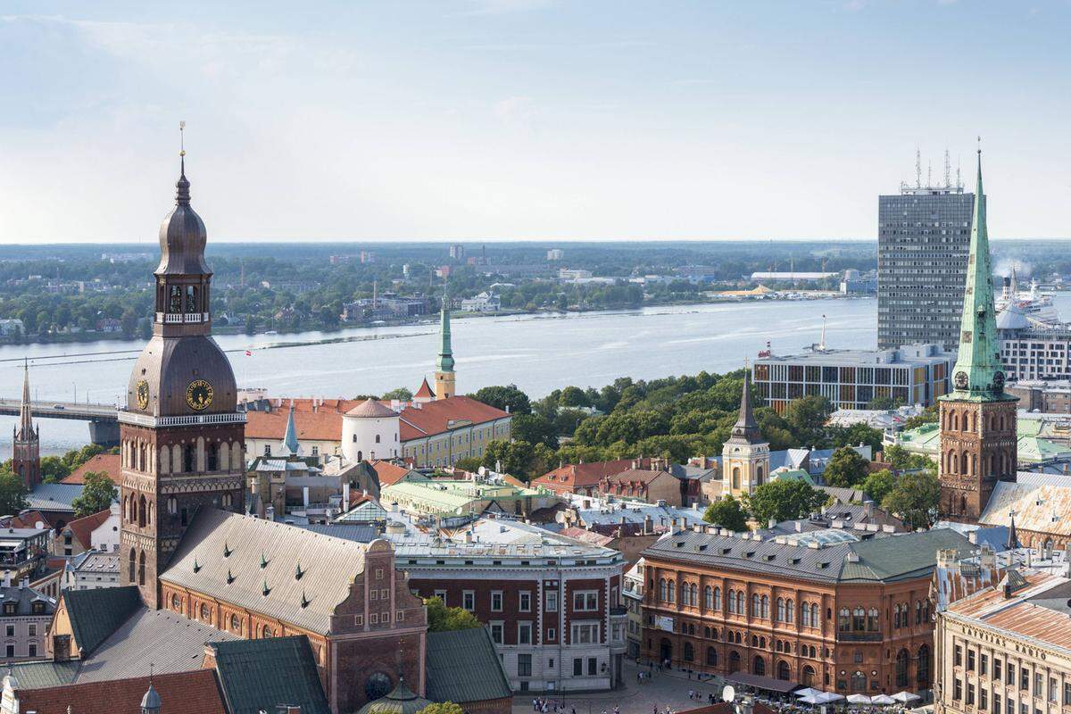 Die lettische Hauptstadt, übrigens die größte Stadt des Baltikums, verfügt über eine vom Jugendstil geprägten Altstadt, die zum UNESCO-Weltkulturerbe zählt. Das historische Zentrum lohnt sich besonders, faszinierend ist auch die Mischung lettischen Brauchtums mit den anderen Völkern, die sich hier niedergelassen haben.