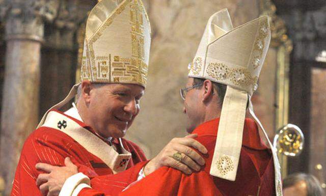 Kardinal Christoph Schoenborn (l.) und Weihbischof Stephan Turnovszky waehrend der Bischofsweihe