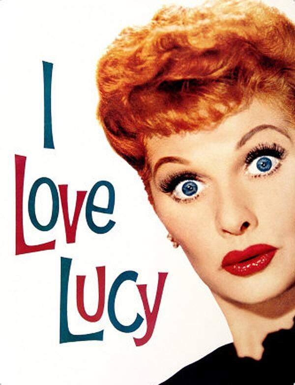 "I Love Lucy (1951 bis 1957, CBS) ging aus einer Radioreihe hervor. Lucille Ball und Desi Arnaz spielen in der Comedyserie eine gelangweilte wie fantasievolle Hausfrau und ihren Ehemann, den Chef eines Nachtclubs. Drehbuchautoren (Pilot): Jess Oppenheimer, Madelyn Pugh, Bob Carroll Jr.