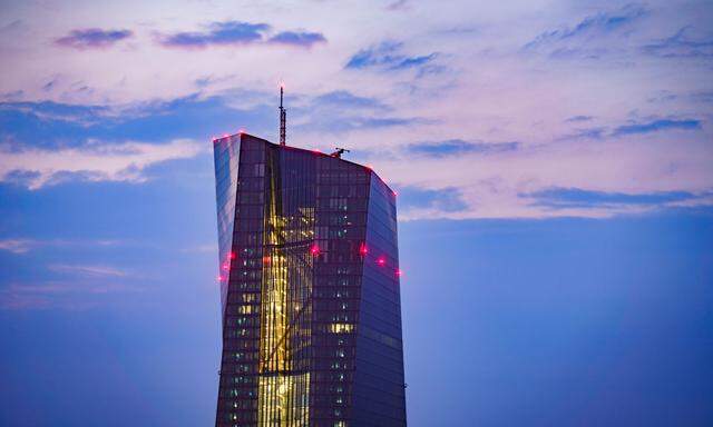 Die Zentrale der Europäischen Zentralbank (EZB) steht im frühen Morgenlicht