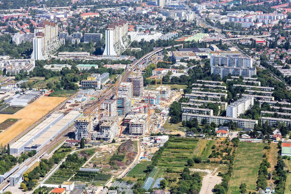 23. Bezirk: Stadtentwicklungsgebiet in der Wiesen-Ost, im Hintergrund der Wohnpark Alterlaa