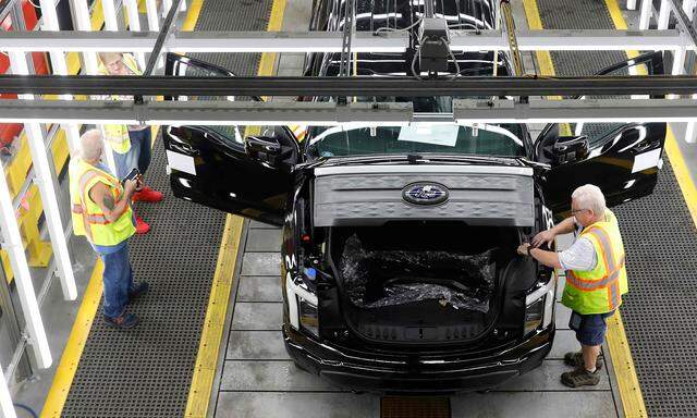 Der US-Autoriese Ford will künftig mehr Geld in die Entwicklung kleinerer Elektroautos anstelle großer Fahrzeuge investieren. 