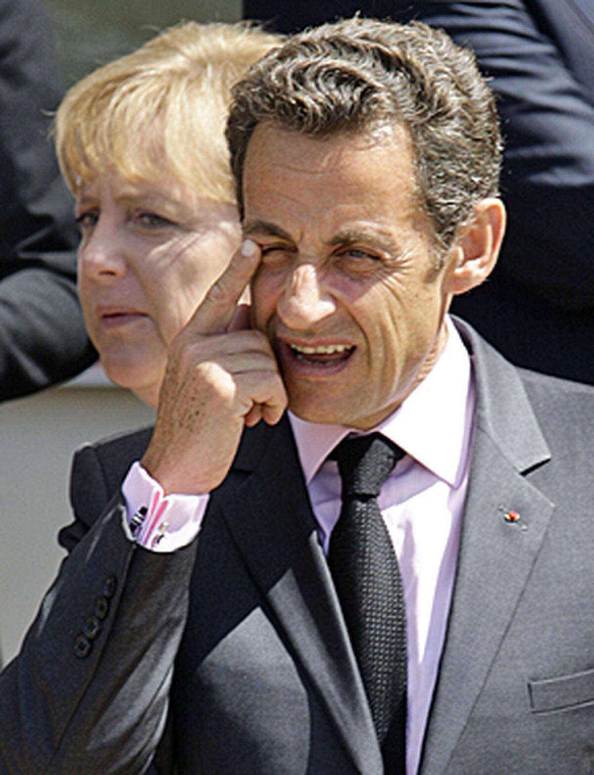 Frankreichs Präsident Nikolas Sarkozy denkt hier scheinbar angestrengt über etwas nach.