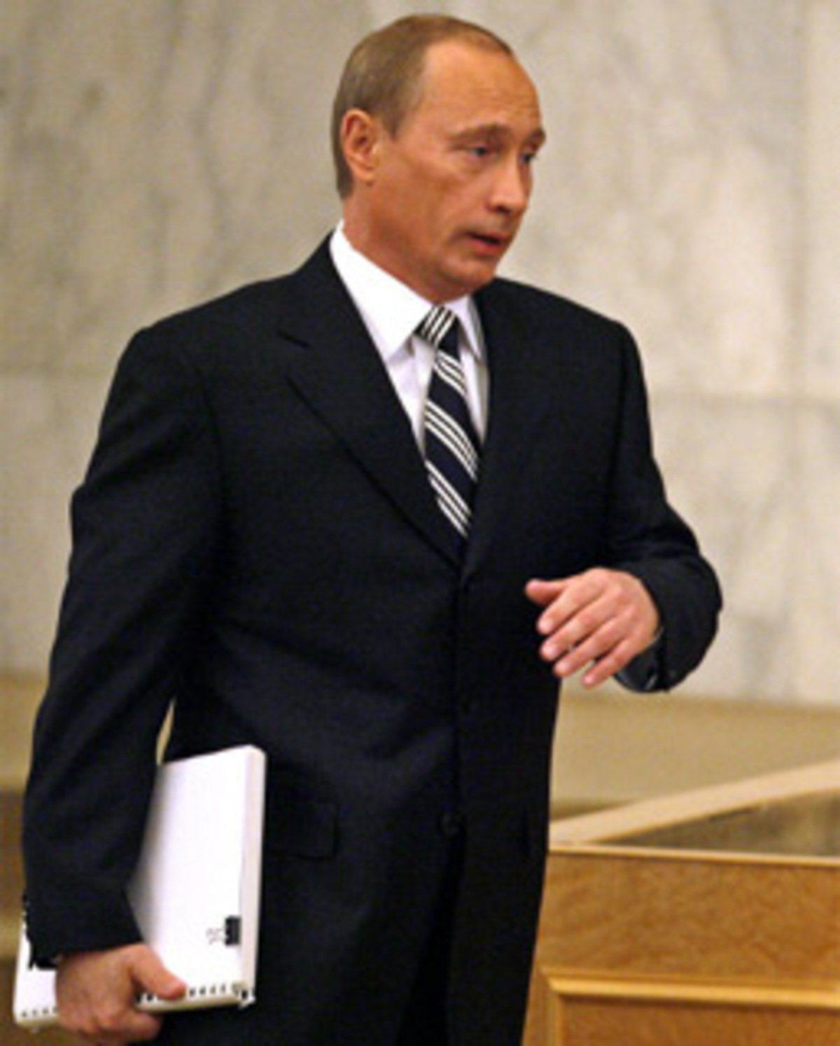 Er präsentierte Russland als wirtschaftlich wiedererstarktes und selbstbewusstes Land. Einmischung von außen in politische Belange kritiserte er scharf. Über "pseudo-demokratische Rhetorik" versuchten einige, Russland auszuplündern und dem Land seine politische und wirtschaftliche Unabhängigkeit zu nehmen, erklärte Putin. Einzelne Länder nannte er nicht, die Regierung hat aber wiederholt den USA vorgeworfen, demokratisch orientierte Gruppen in Russland finanziell zu unterstützen.