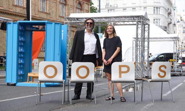 Kuratorin Lena Kohlmayr und Rektor Gerald Bast machen den Oskar-Kokoschka-Platz zum „Spielplatz“. Im Hintergrund: Der neue Virtual Reality-Dome.