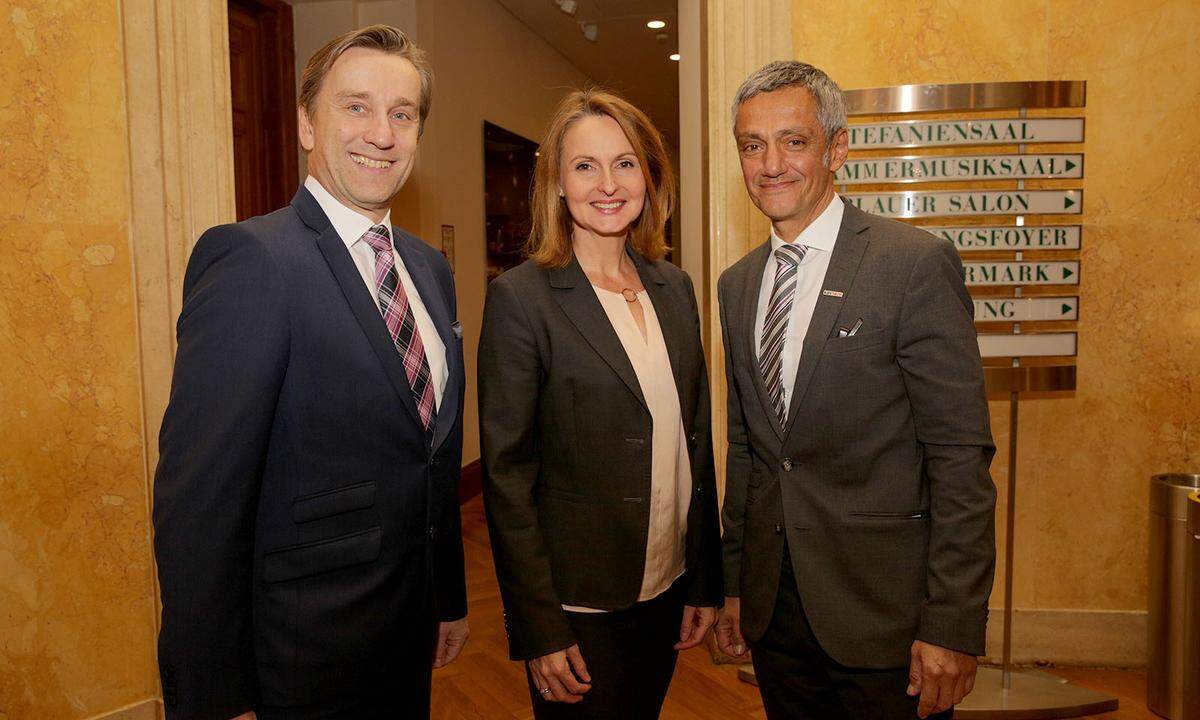 PwC-Partner Peter Hadl (l.), Styria-General-Editor Eva Komarek und KSV1870-Niederlassungsleiter René Jonke.