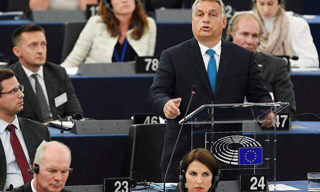 Viktor Orbán während seiner Rede im EU-Vorlament - im Vordergrund: Staatssekretärin Karoline Edtstadler.