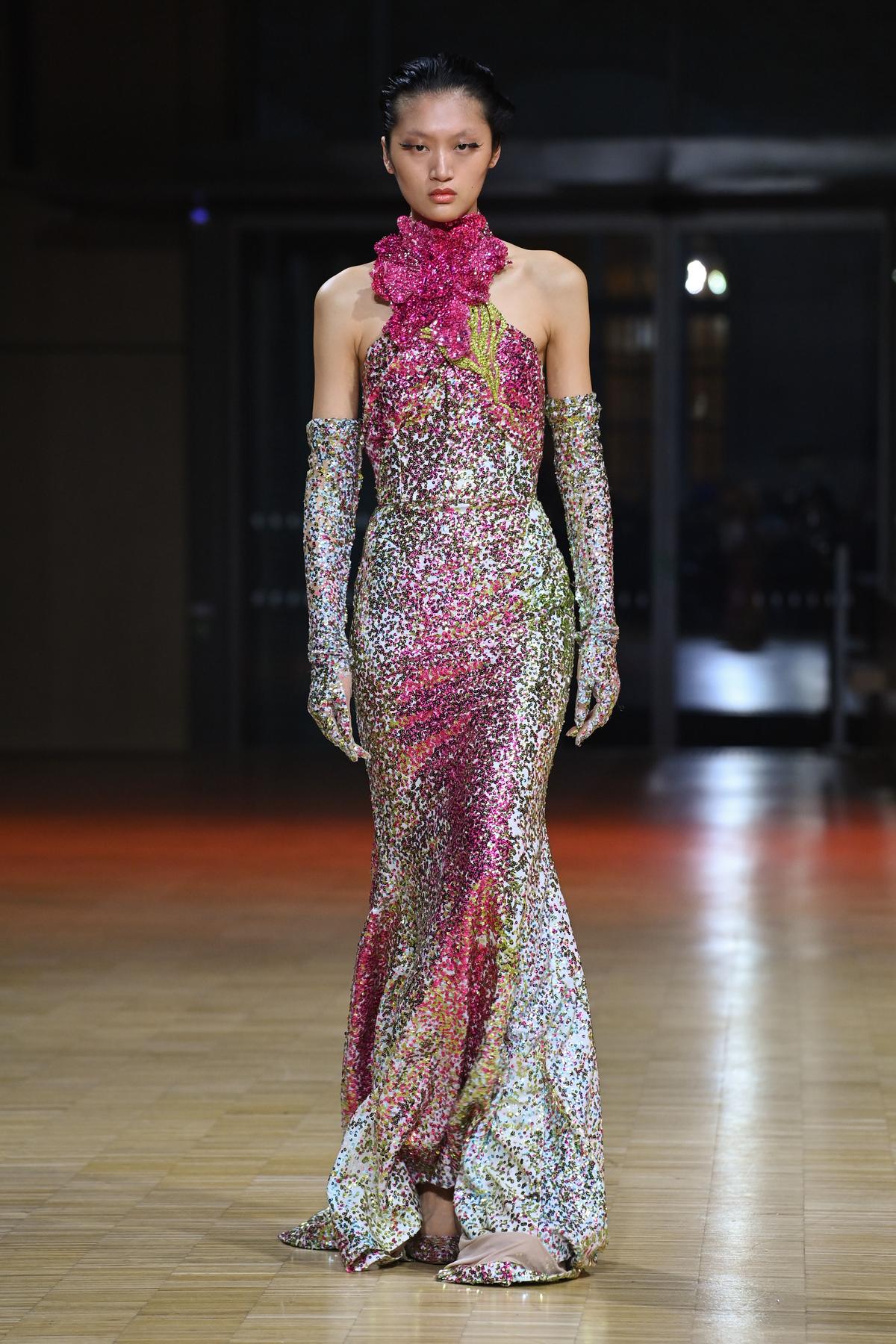 Eine besonderes glamouröse Variante von Elie Saab auf der Couture-Modewoche in Paris.