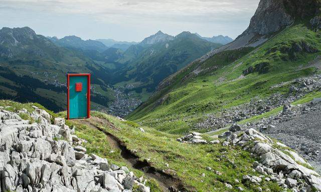 Entlang des Grünen Rings, hoch über Zürs, Lech und Zug, verteilen sich Türen als Kunstinstallationen in der Landschaft.