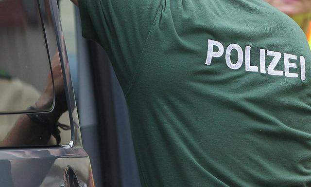 Archivbild. Die Polizei ermittelt den Tod dreier Personen in Oberfranken.