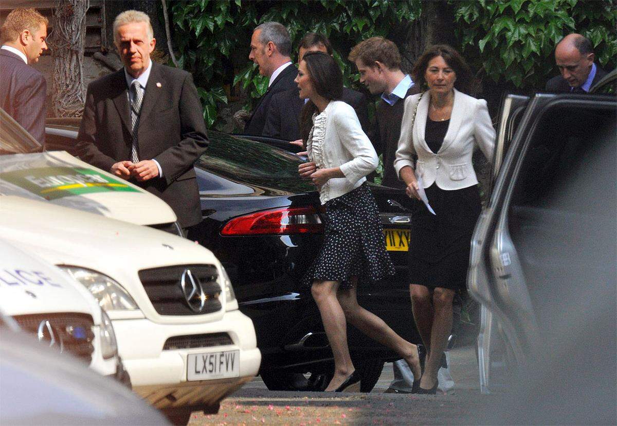 ... Kate Middleton, ihre Mutter und Trauzeuge Prinz Harry verlassen hier gerade die Westminster Abbey nach einem Probedurchlauf.