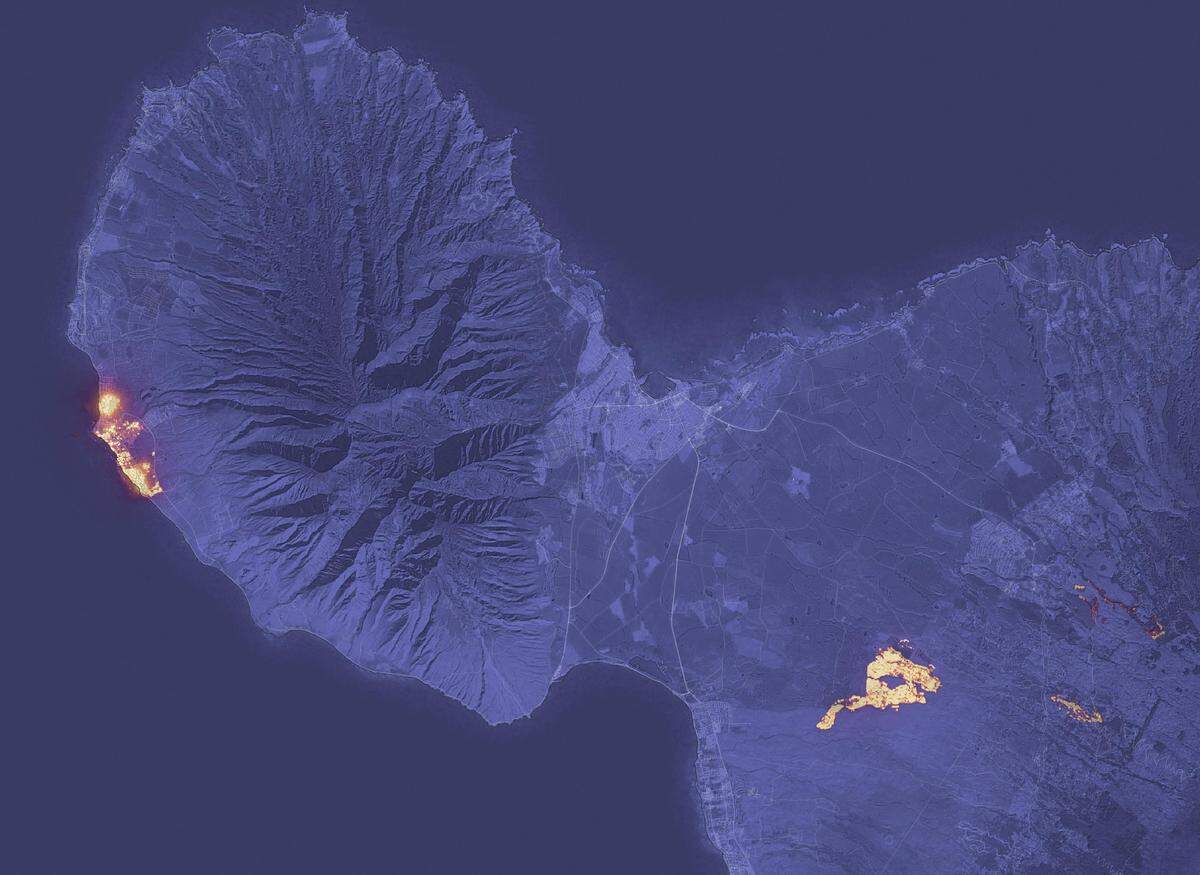 Ein Satellitenbild von Nasa Earth zeigt, wie die Feuer die Stadt einkesselten, angeheizt von einem Taifun im Pazifik.