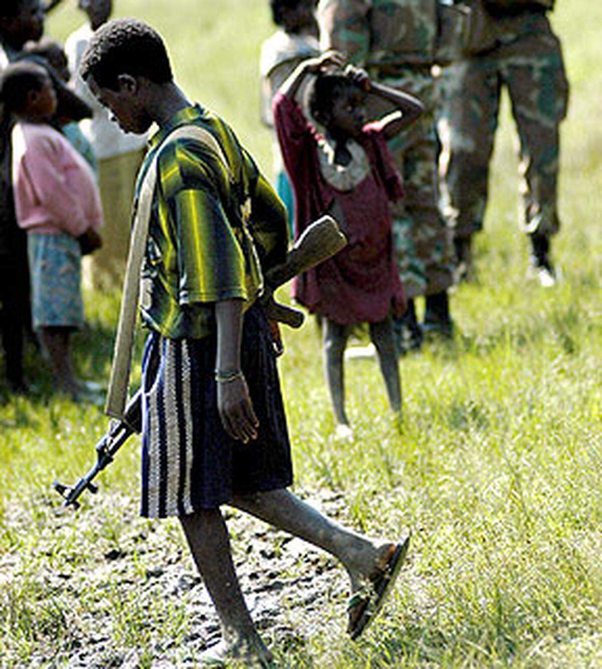 Rund 300.000 Kinder sind gegenwärtig in knapp 30 bewaffneten Konflikten als Soldaten im Einsatz, berichten die Menschenrechtsorganisationen amnesty international und terre des hommes. Im Bild: Ein Kindersoldat der Mai Mai Milizen im Ost-Kongo, 2004
