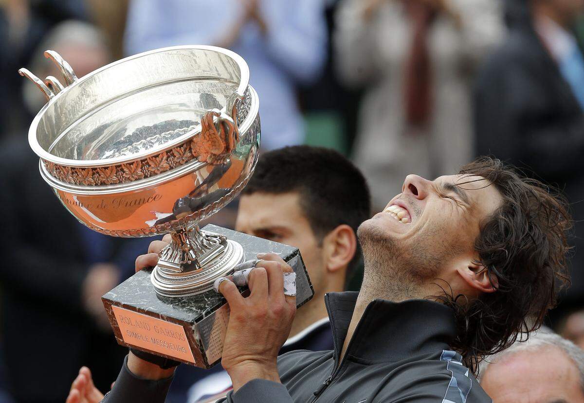 In einem wegen einer Regenunterbrechung über zwei Tage ausgetragenen Finale gegen Novak Djokovic (6:4, 6:3, 2:6, 7:5) krönt sich Nadal 2012 mit seinem siebenten Titel zum alleinigen Rekordchampion von Paris.