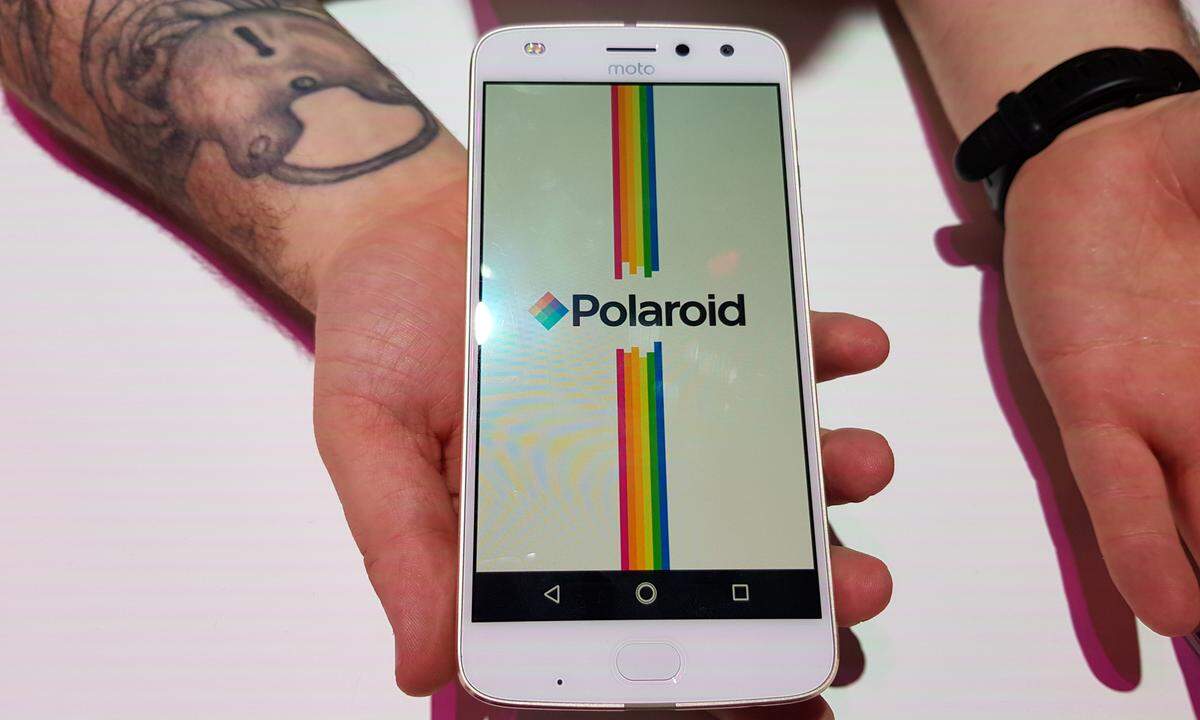 Bei Motorola Lenovo waren neue Smartphones nicht am Programm, dafür aber viele neue Mods. Darunter auch das Polaroid-Mod, das das Moto Z2 zur Sofortbild-Kamera macht. 