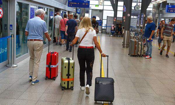 Flugreisenden war es jahrzehntelang möglich Gepäck bis zu einer Gewichtsgrenze kostenfrei mitzunehmen. Die fortlaufenden Reglementierungen der vergangenen Jahre veränderten "das Fliegen" aber grundlegend. Bei vielen Fluglinien darf nur noch Handgepäck gratis mitgenommen werden.