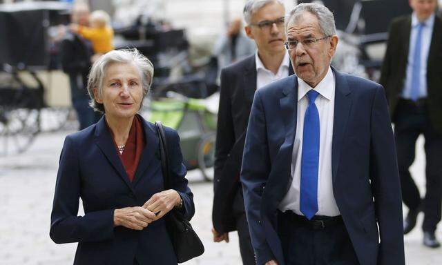 Austrian presidential candidate Van der Bellen, who is supported by the Greens, and former candidate Griss are on their way to a joint news conference in Vienna