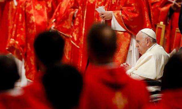 Papst Franziskus wohnte dem katholischen Hochfest Pfingsten im Vatikan im Rollstuhl bei.