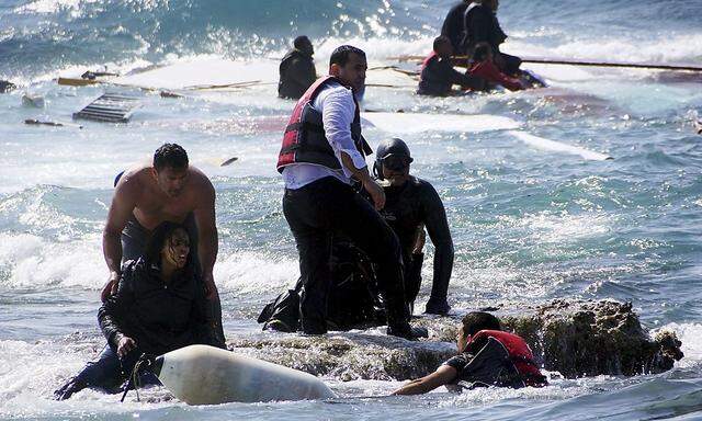 Bilder des Flüchtlingsunglück vor der griechischen Insel Rhodos am Montag: Die meisten Menschen konnten sich an Land retten, doch es gab auch mehrere Tote.