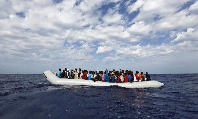 Archivbild von einem Flüchtlingsboot vor Lampedusa. Die italienische Regierung hat beschlossen, dass Schiffe nach einer Seenotrettung "unverzüglich" einen Hafen ansteuern müssen, anstatt noch länger auf See nach weiteren Flüchtlingsbooten zu suchen.