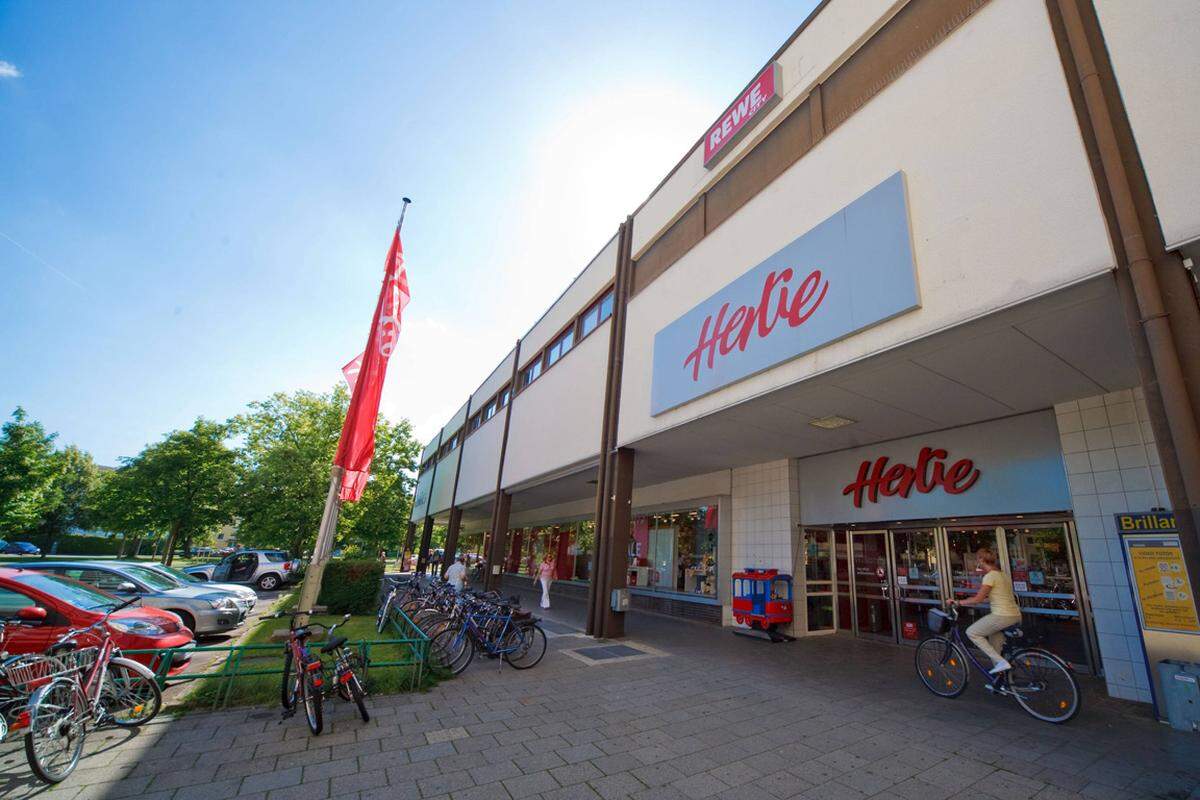 Hertie hatte bis in die 1970er-Jahre rasch expandiert und zahlreiche neue Filialen, auch in kleineren und mittelgroßen Städten, eröffnet. Mitte der 1980er-Jahre gingen die Umsätze massiv zurück. So hatte der Hertie-Konzern 1984 noch 123 Standorte. Danach kam die Kaufhauskette in finanzielle Turbulenzen und wurde von Karstadt übernommen.