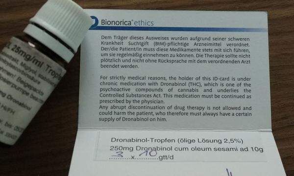 Ein Suchtgiftausweis. Berechtigt zur Einnahme von Medikamenten (hier Tropfen) mit dem Inhaltsstoff THC.