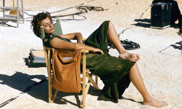 Sophia Loren 1957 in der libyschen Wüste.