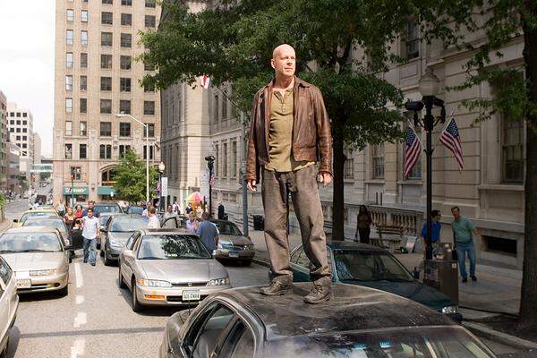 Ganze zwölf Jahre später kehrte Bruce Willis als in die Jahre gekommener John McClane auf die Leinwand zurück. In "Live Free or Die Hard" kämpft der NYPD-Cop in der Hauptstadt Washington gegen Cyber-Terroristen.